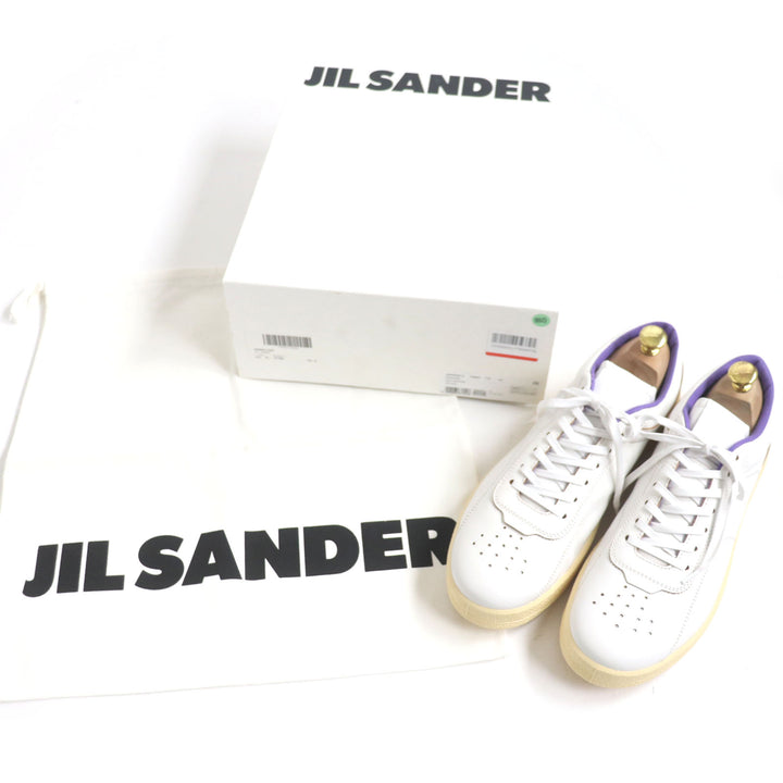 全新 JIL SANDER 低帮运动鞋，带品牌标志，白色/紫色皮革，男款 44 码