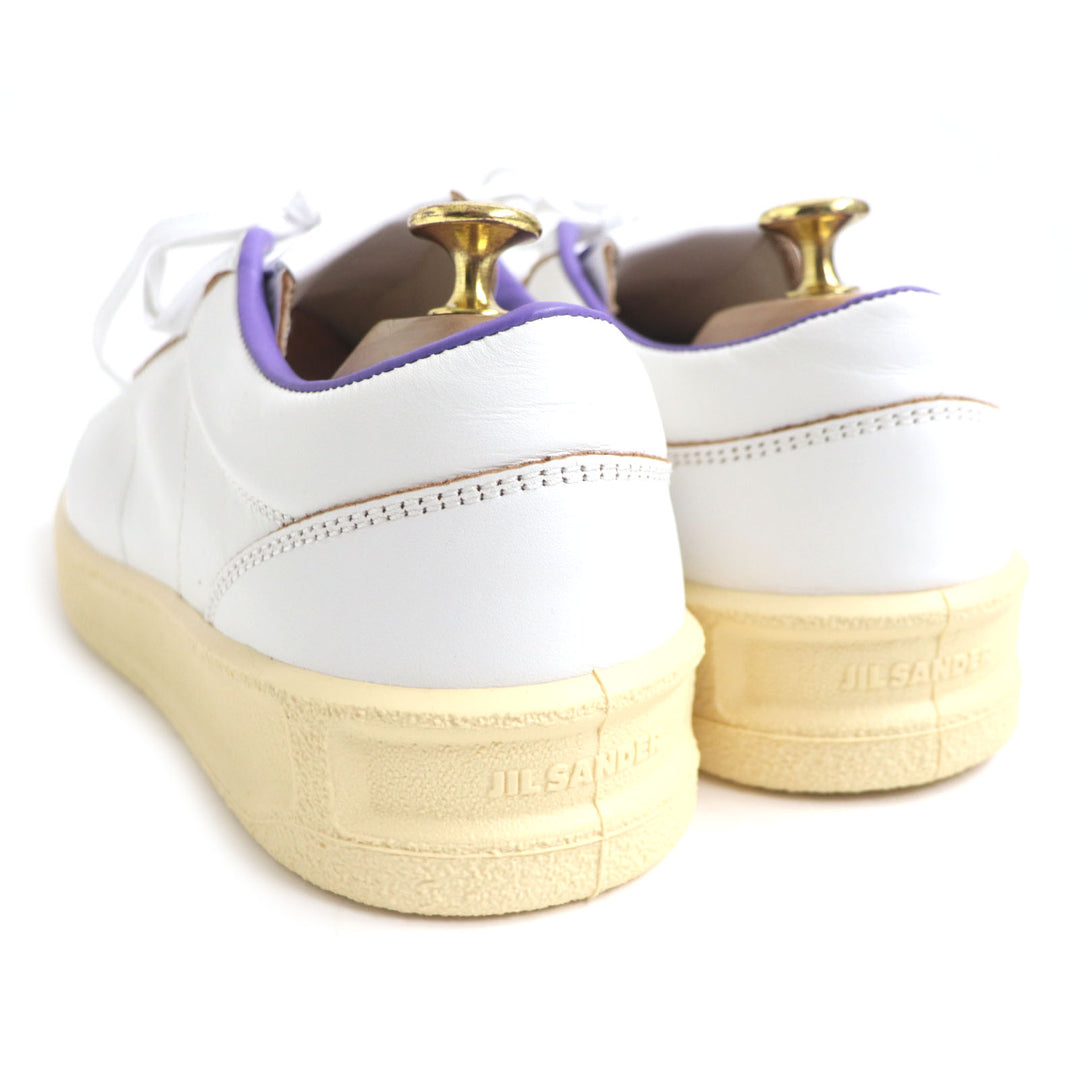全新 JIL SANDER 低帮运动鞋，带品牌标志，白色/紫色皮革，男款 44 码