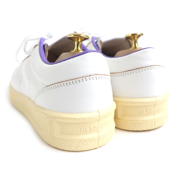 全新 JIL SANDER 低帮运动鞋，带品牌标志，白色/紫色皮革，男款 44 码