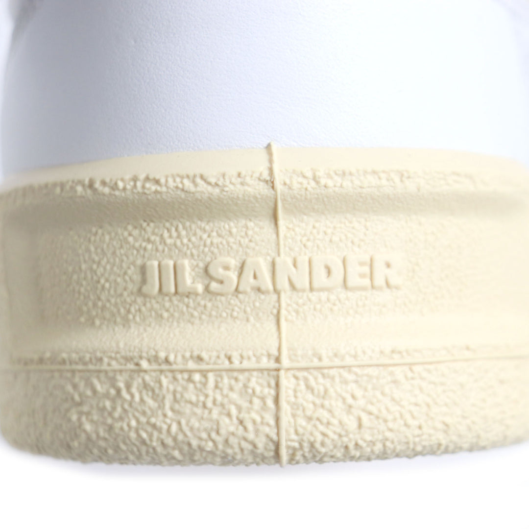 全新 JIL SANDER 低帮运动鞋，带品牌标志，白色/紫色皮革，男款 44 码