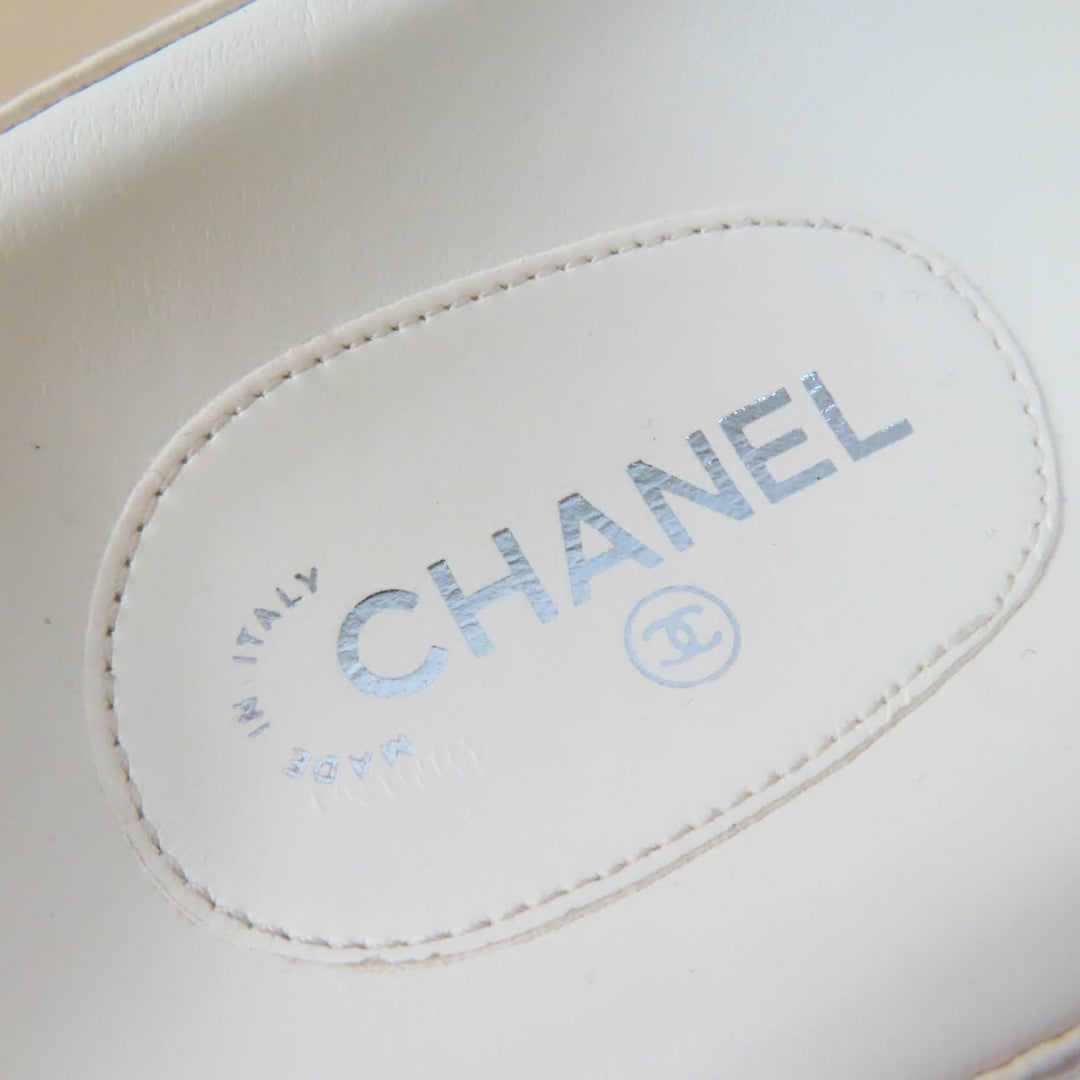 Great CHANEL Sandals Multicoloured logo slide sandals Ivory leather 35 G38933