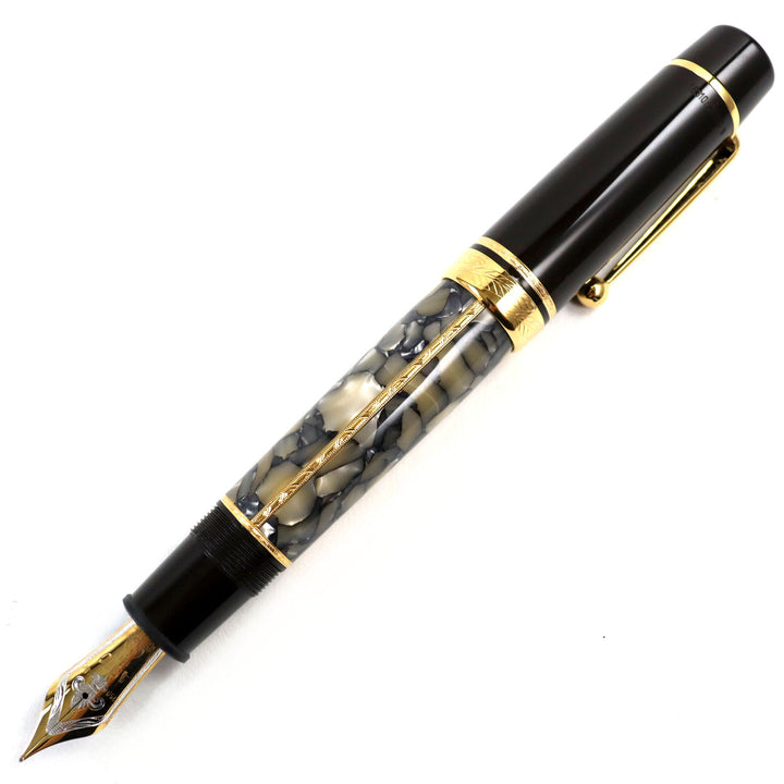 Excellent MONTBLANC fountain pen 1996 Fleur de lis Musketeer motif Signed 18K