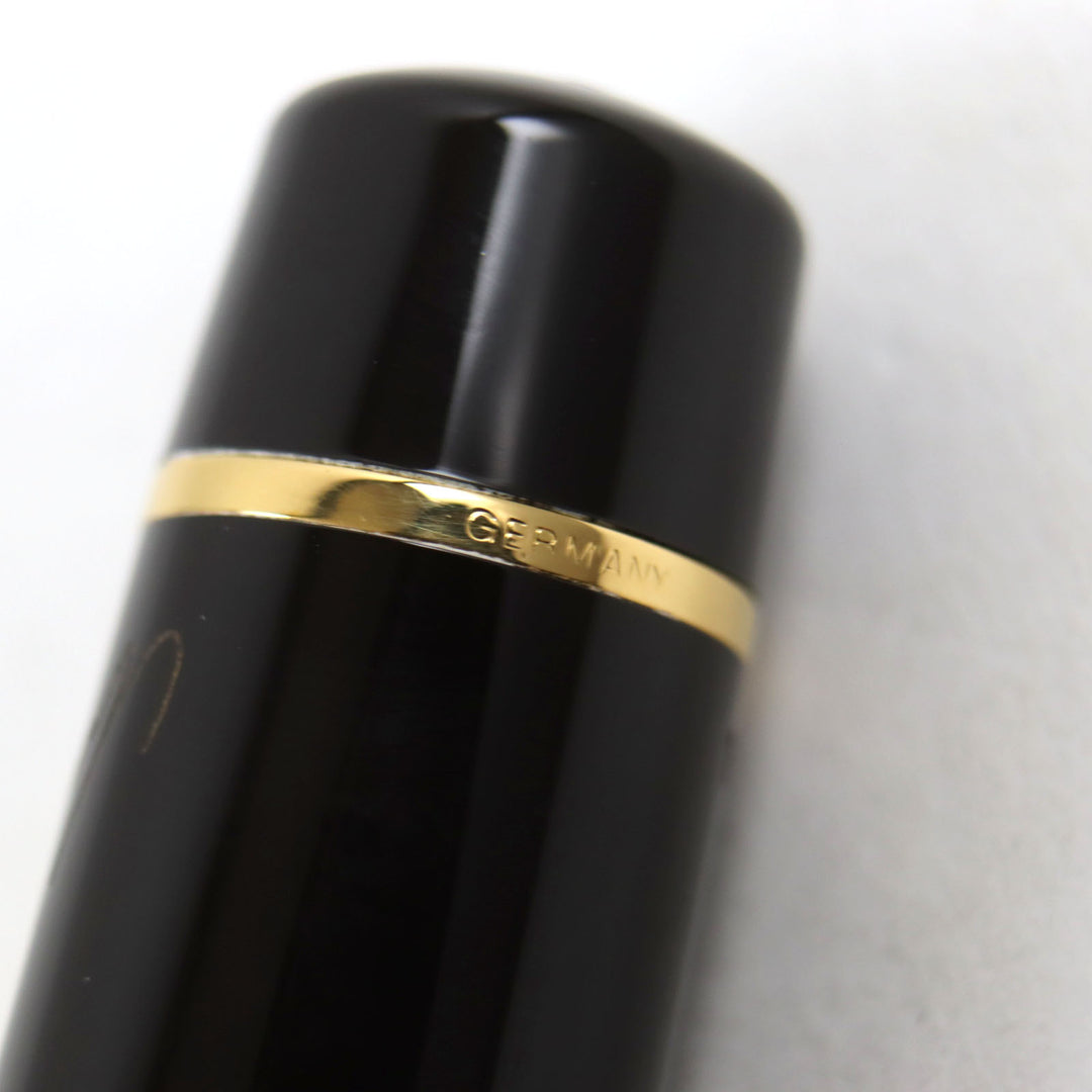 Excellent MONTBLANC fountain pen 1996 Fleur de lis Musketeer motif Signed 18K