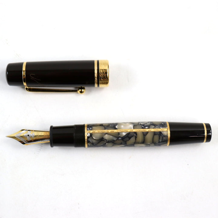 Excellent MONTBLANC fountain pen 1996 Fleur de lis Musketeer motif Signed 18K