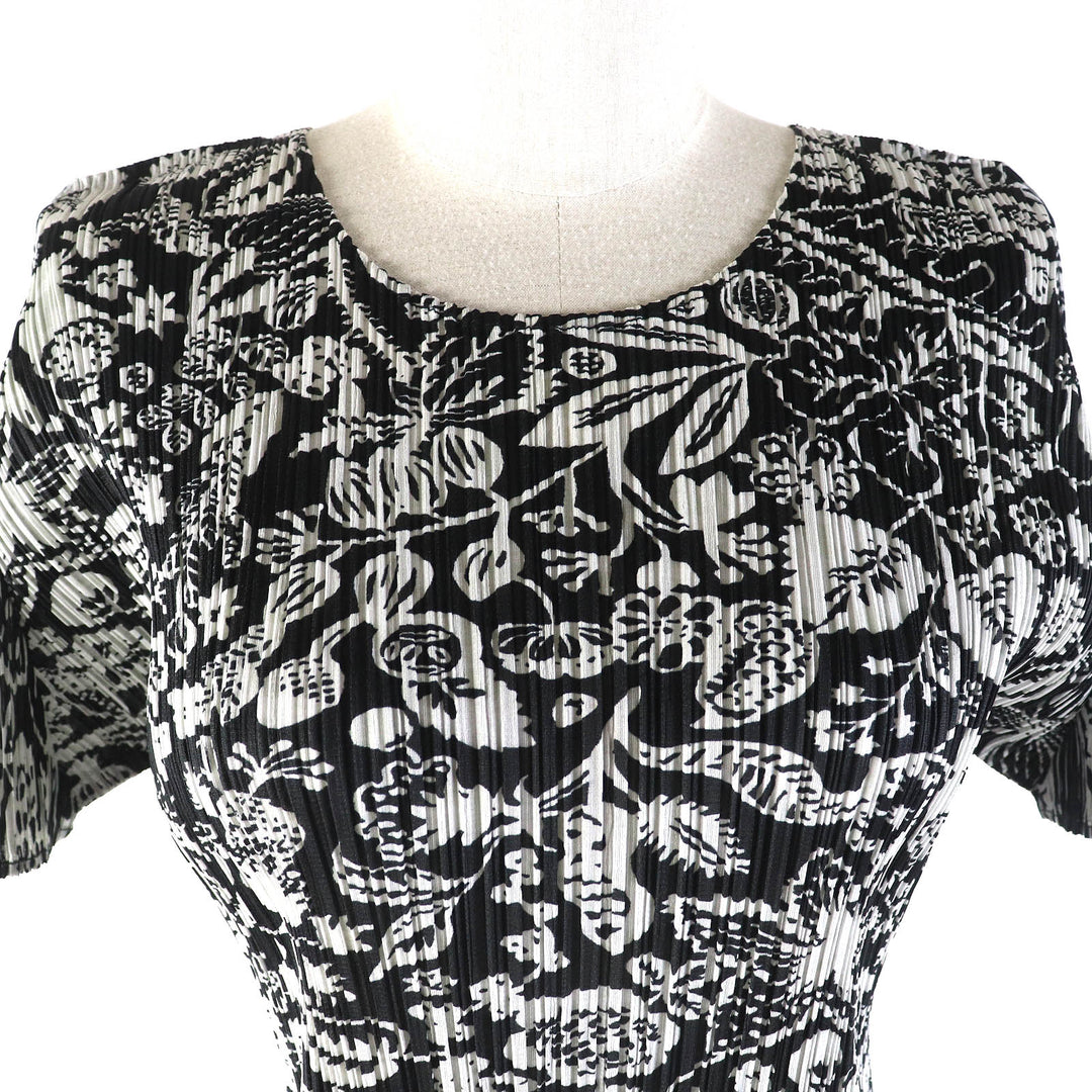 Excellent PLEATS PLEASE T-shirt All-over print Crew neck Short sleeves black polyester Women 4 PP93-JK751