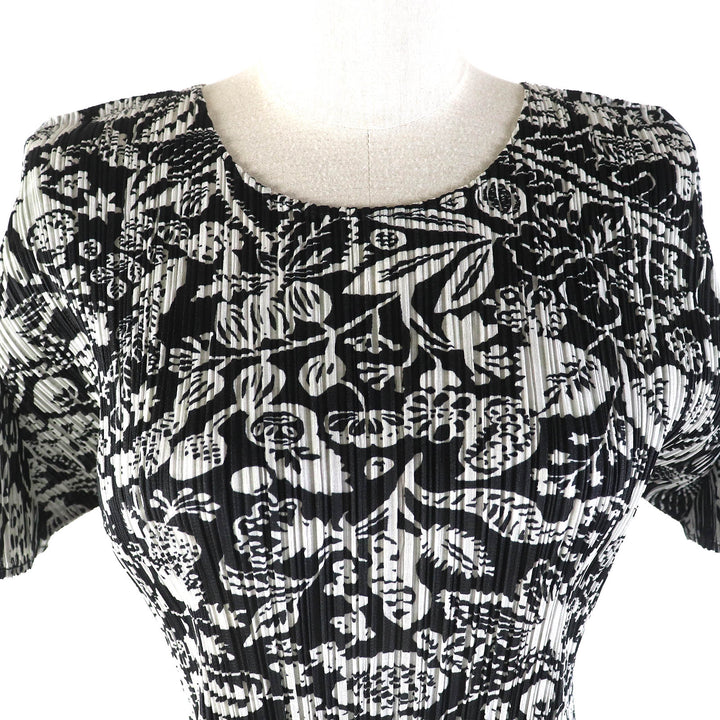 Excellent PLEATS PLEASE T-shirt All-over print Crew neck Short sleeves black polyester Women 4 PP93-JK751