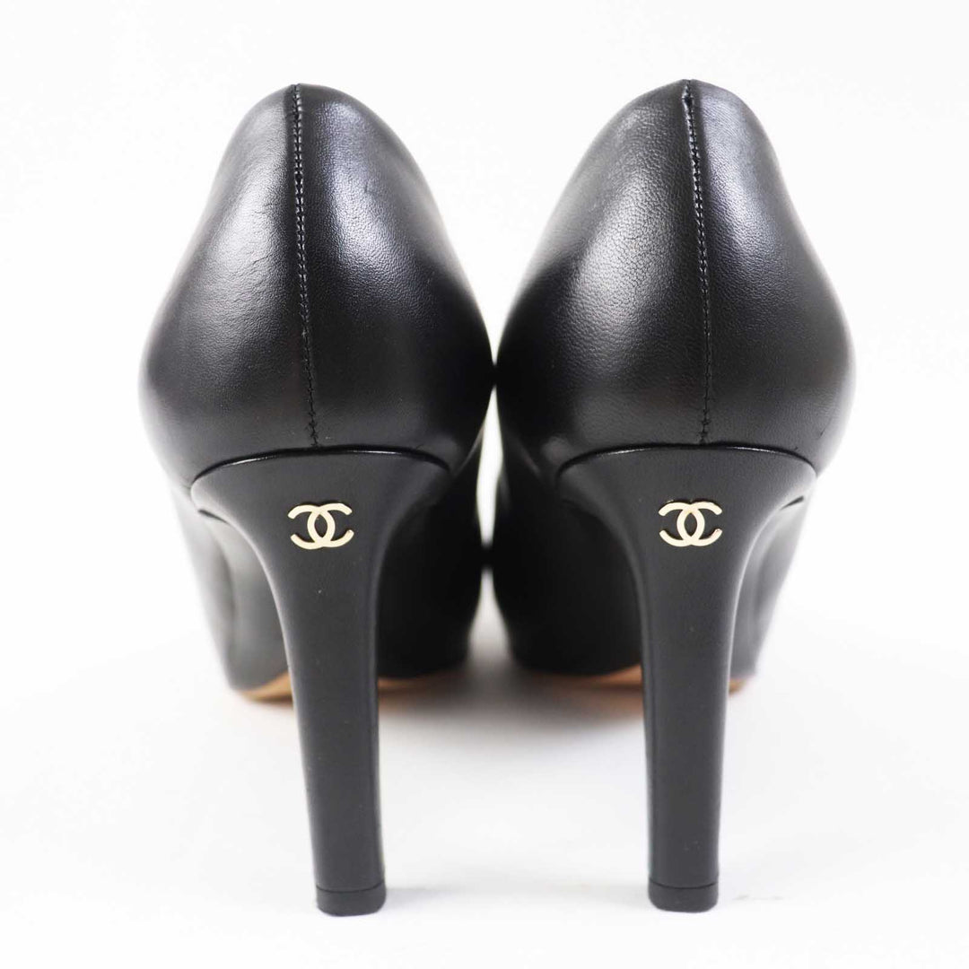 Great CHANEL pumps Round toe with COCO Mark black leather Women 36 G35025