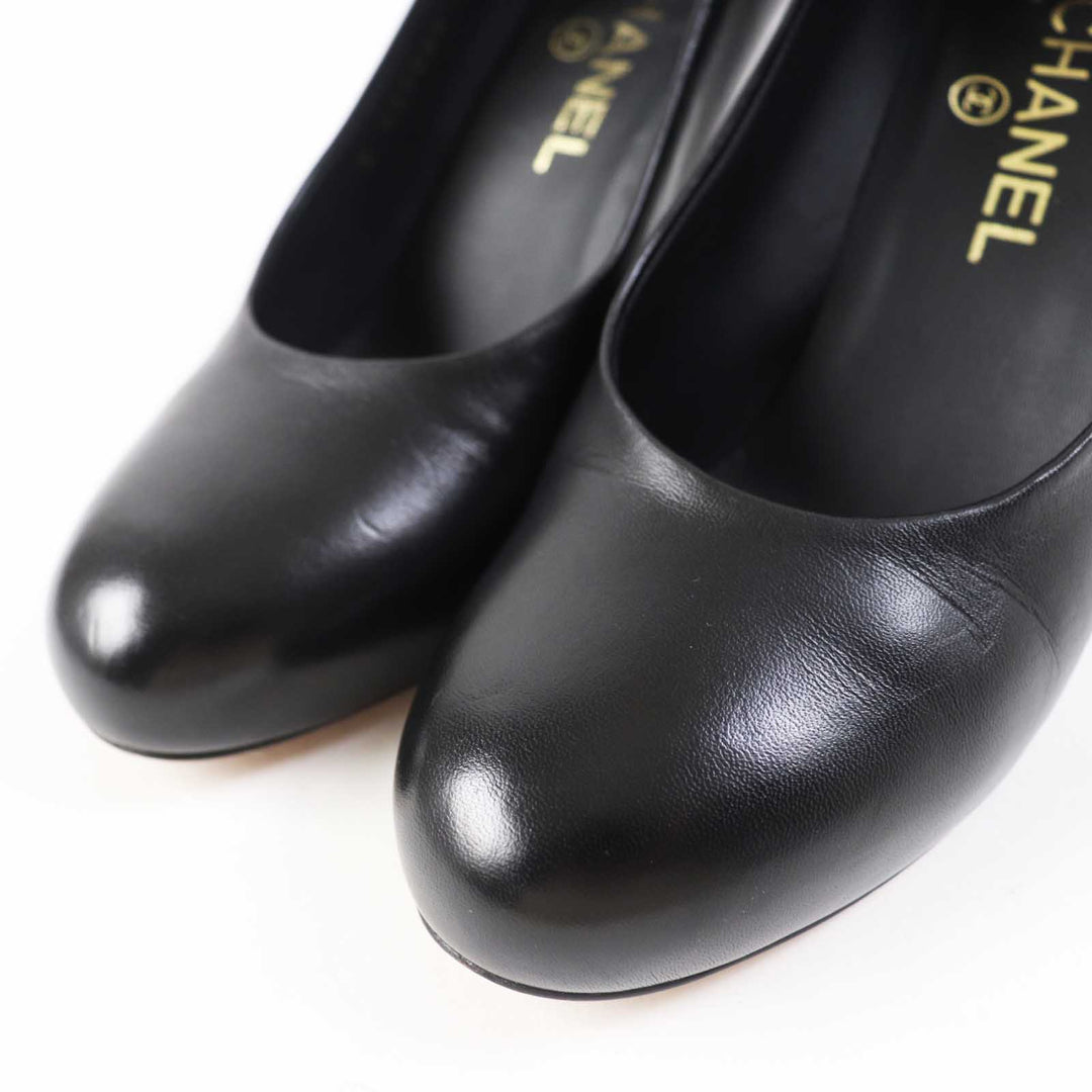 Great CHANEL pumps Round toe with COCO Mark black leather Women 36 G35025