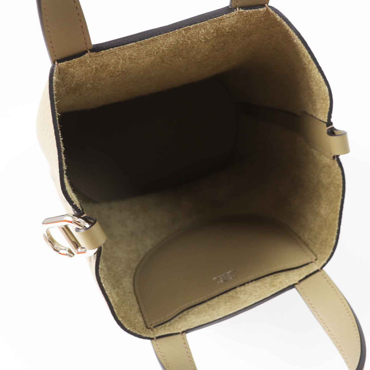 Pristine HERMES Handbag in the loop 18 Taurillon Clemence Women