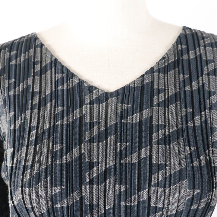 Great PLEATS PLEASE one piece Houndstooth Pattern V-Neck Charcoal gray 3 PP53-JT626