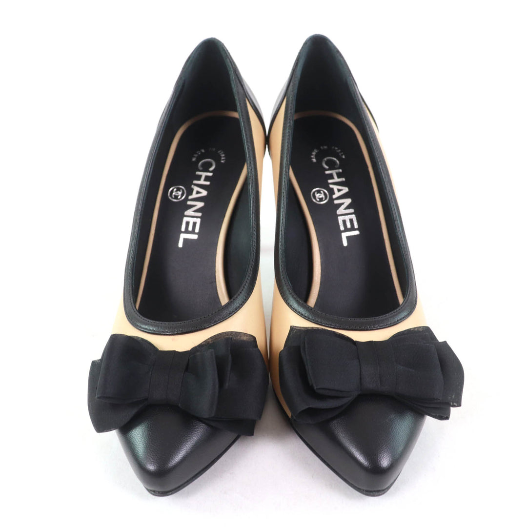 Pristine CHANEL pumps COCO MarkMetal Beige black leather 35.5 17P G32397