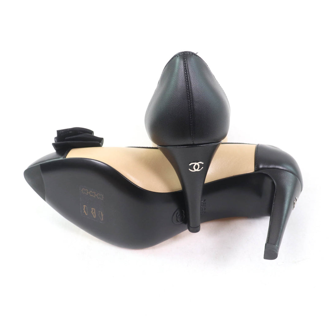 Pristine CHANEL pumps COCO MarkMetal Beige black leather 35.5 17P G32397