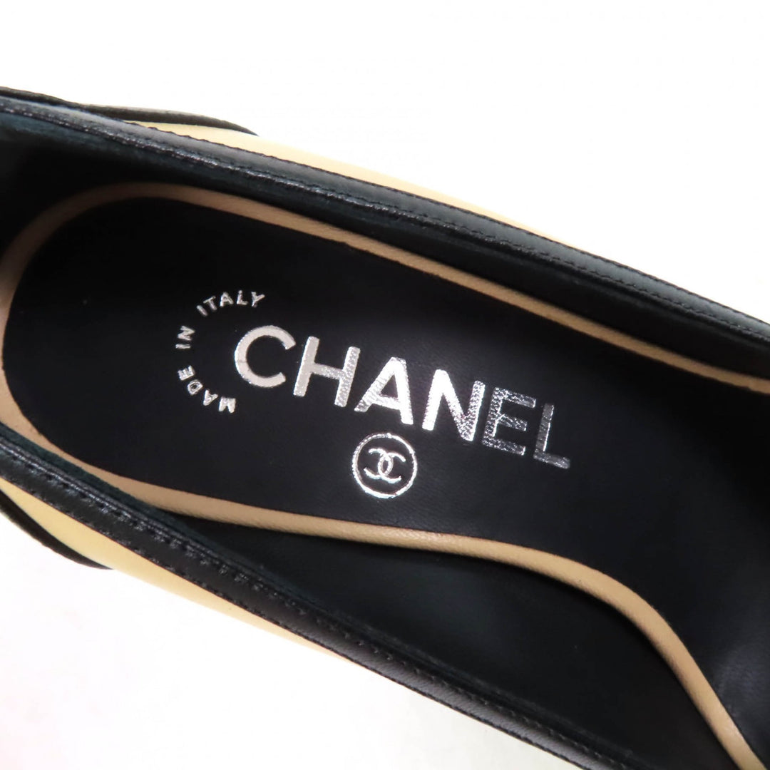 Pristine CHANEL pumps COCO MarkMetal Beige black leather 35.5 17P G32397