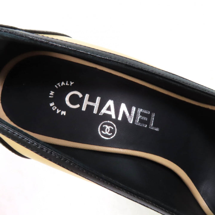 Pristine CHANEL pumps COCO MarkMetal Beige black leather 35.5 17P G32397