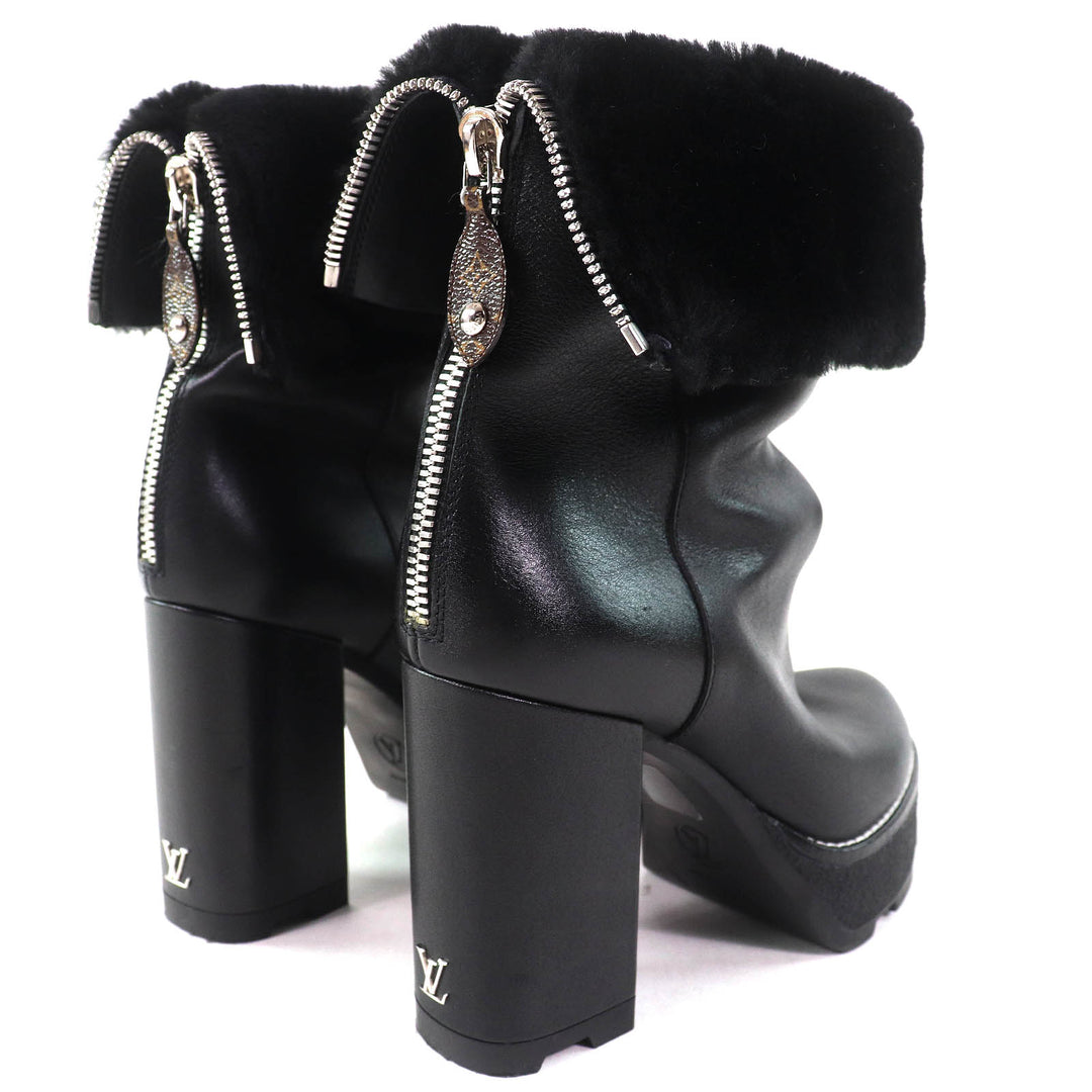 Great LOUIS VUITTON short boots LV logo Metal back zip leather shearling Women