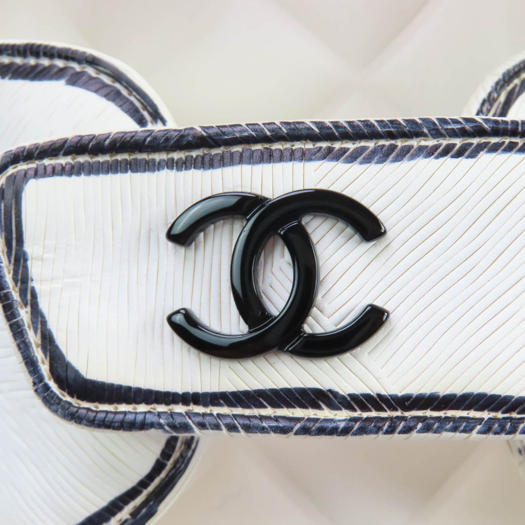 Excellent CHANEL Sandals white leather Women 35 22C G35927