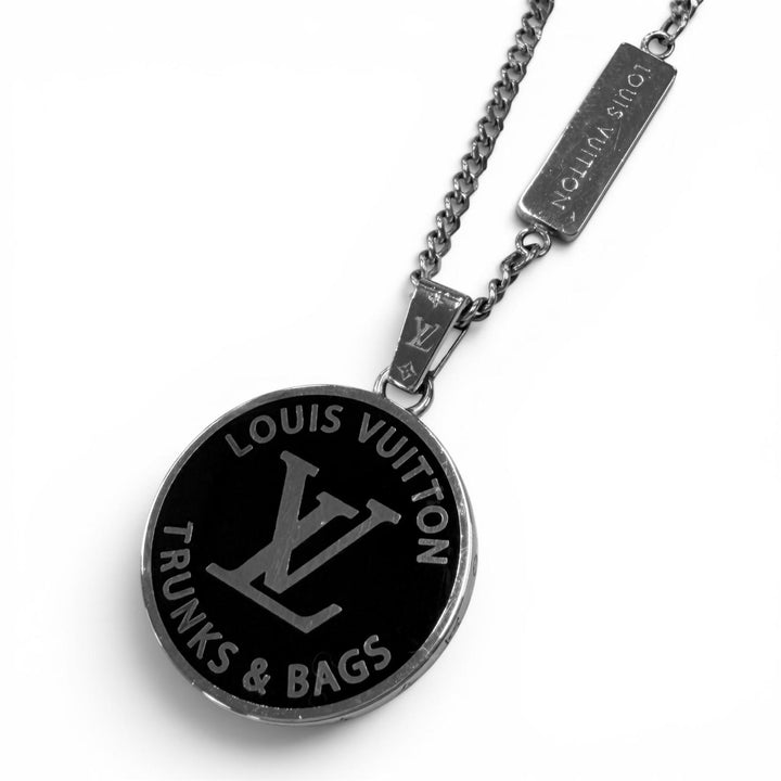 Great LOUIS VUITTON Necklace Necklace・LV Award Pendant Silver