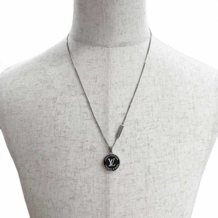 Great LOUIS VUITTON Necklace Necklace・LV Award Pendant Silver