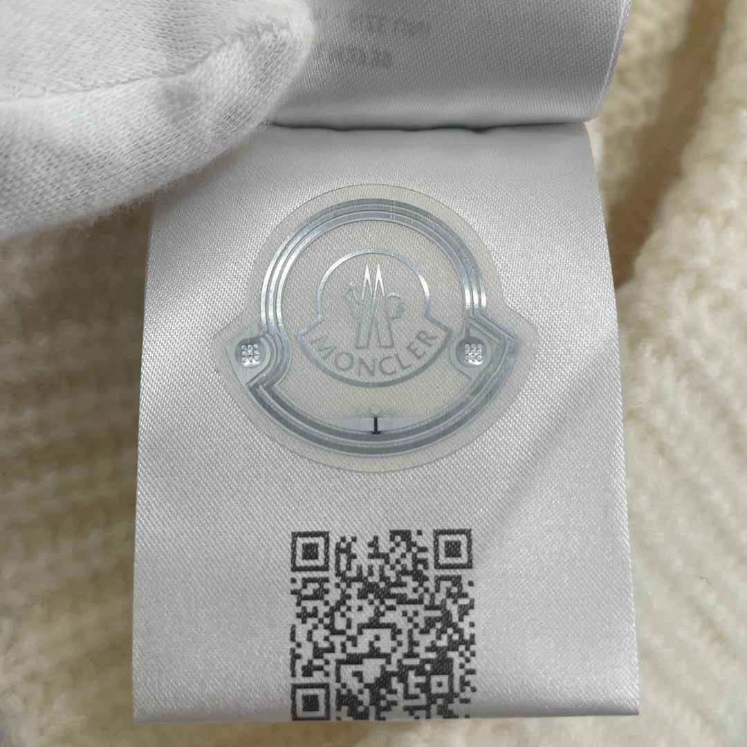 Excellent MONCLER Knit cap BERRETTO With logo emblem white wool J20933B00072