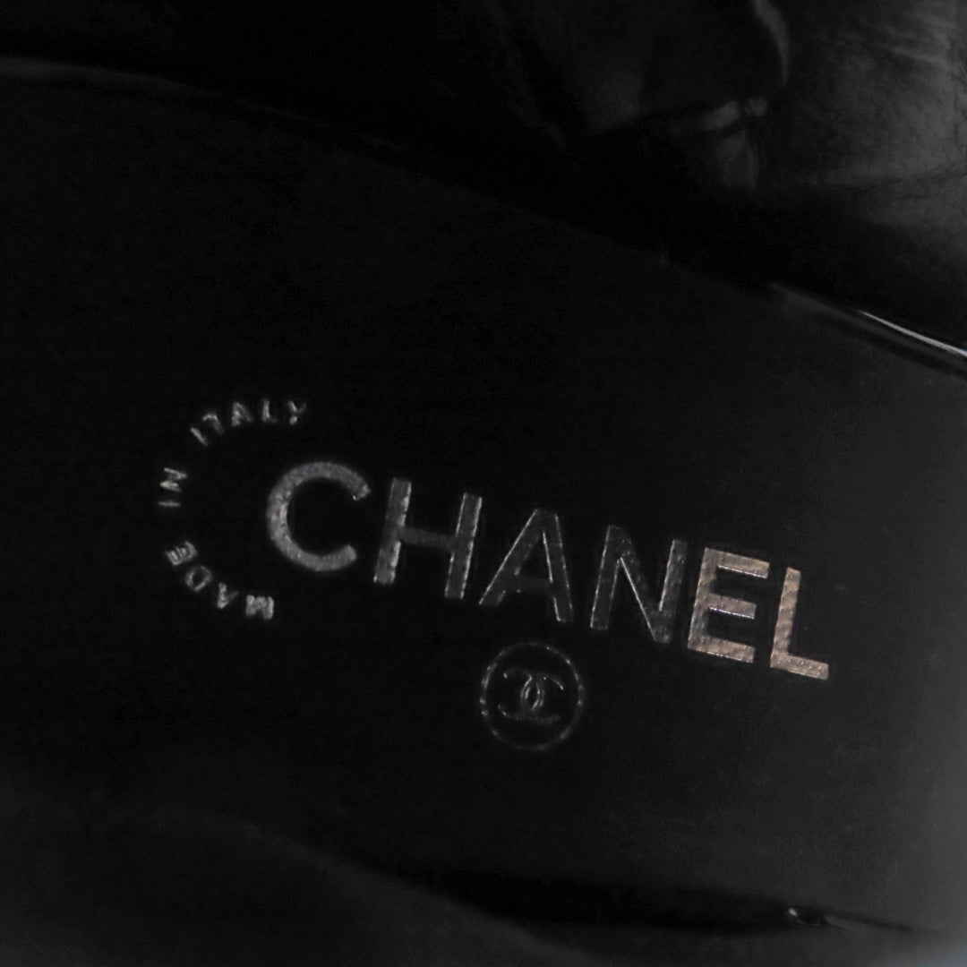 Pristine CHANEL Ankle boots COCO Mark Black White Patent leather Women 35 G35430