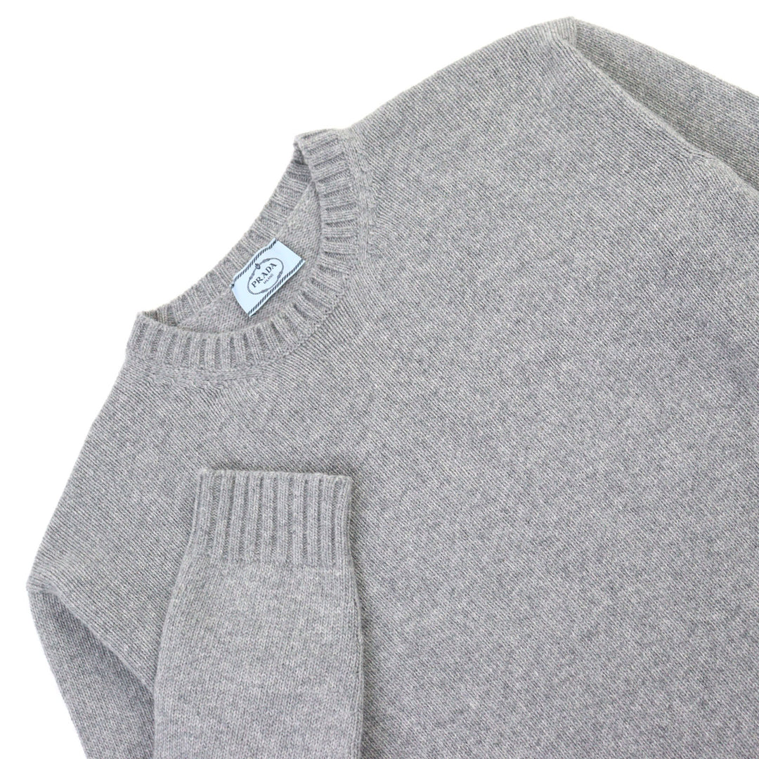 素晴らしいPRADAニット 刺繍ロゴ クルーネック グレー バージンウール カシミア メンズ 42 P24M2A