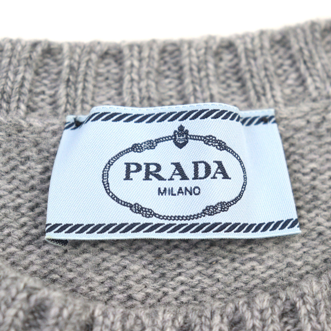 素晴らしいPRADAニット 刺繍ロゴ クルーネック グレー バージンウール カシミア メンズ 42 P24M2A