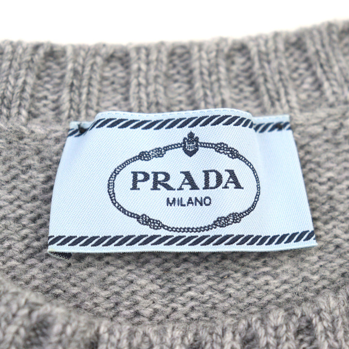 素晴らしいPRADAニット 刺繍ロゴ クルーネック グレー バージンウール カシミア メンズ 42 P24M2A