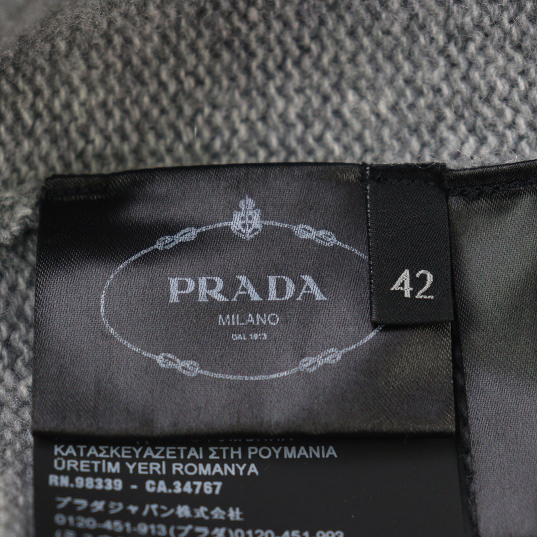 素晴らしいPRADAニット 刺繍ロゴ クルーネック グレー バージンウール カシミア メンズ 42 P24M2A