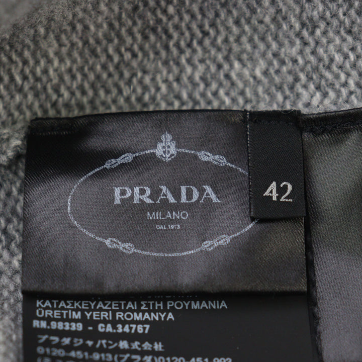 素晴らしいPRADAニット 刺繍ロゴ クルーネック グレー バージンウール カシミア メンズ 42 P24M2A