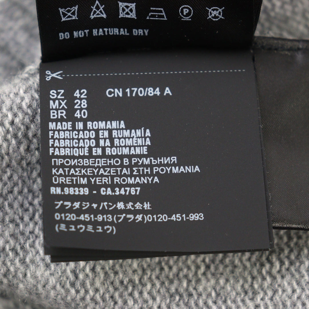 素晴らしいPRADAニット 刺繍ロゴ クルーネック グレー バージンウール カシミア メンズ 42 P24M2A