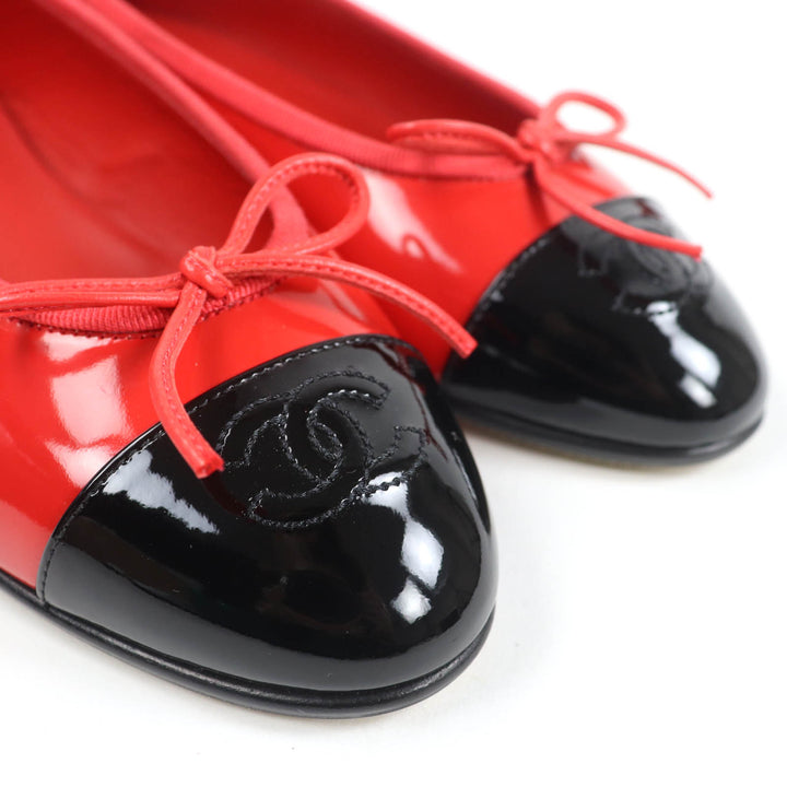 素晴らしい CHANEL バレエシューズ COCO マーク ツートン フラット レッド ブラック パテントレザー 36 G02819
