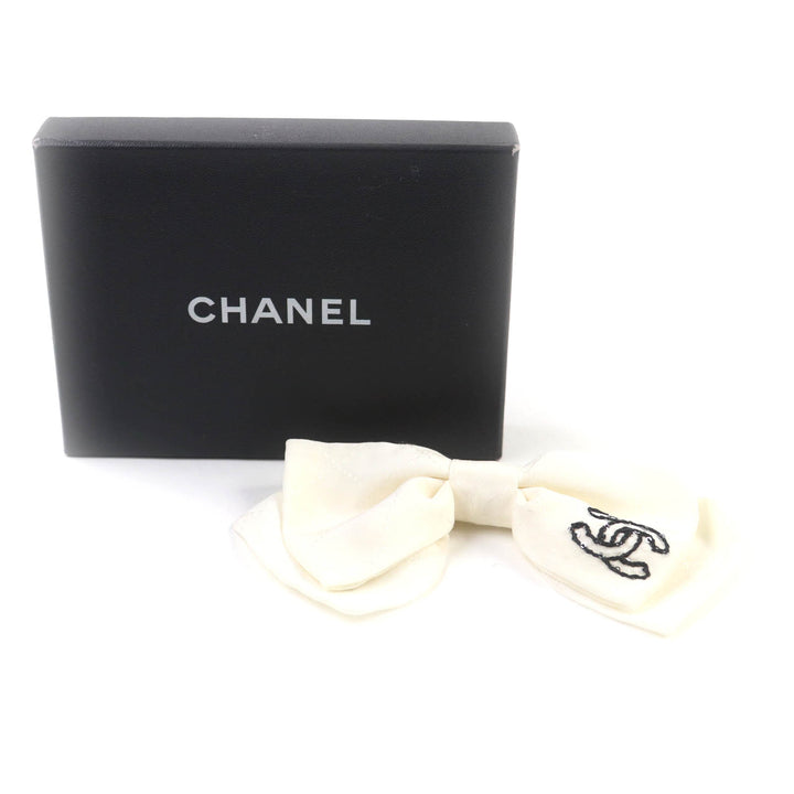 Great CHANEL hair accessory Ribbon barrette white silk Women 25C AAA730
