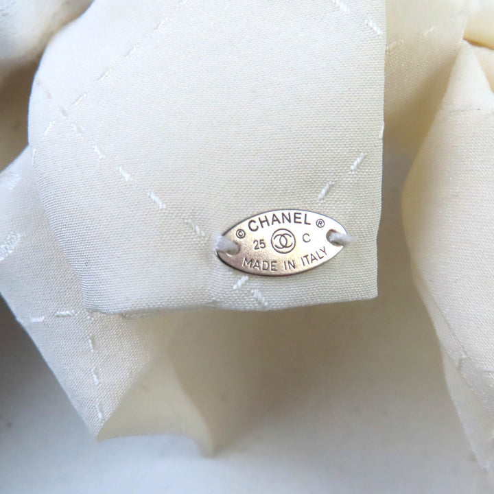 Great CHANEL hair accessory Ribbon barrette white silk Women 25C AAA730