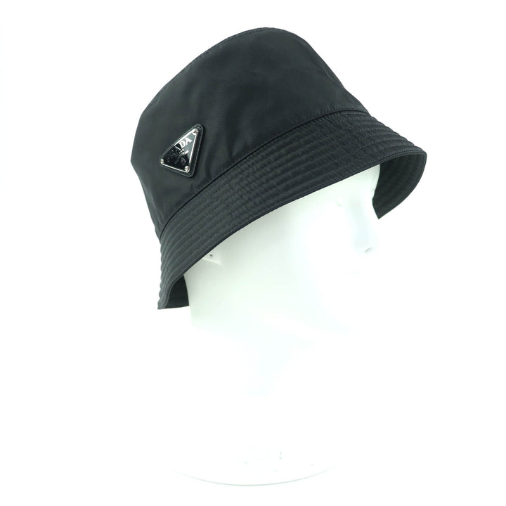 素晴らしいPRADA帽子 Re-Nylon トライアングル ロゴ付き ブラック レディース M 2HC137