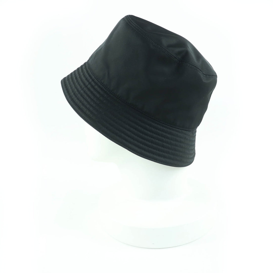 素晴らしいPRADA帽子 Re-Nylon トライアングル ロゴ付き ブラック レディース M 2HC137