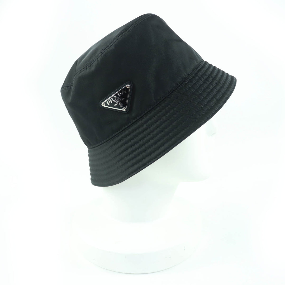 素晴らしいPRADA帽子 Re-Nylon トライアングル ロゴ付き ブラック レディース M 2HC137