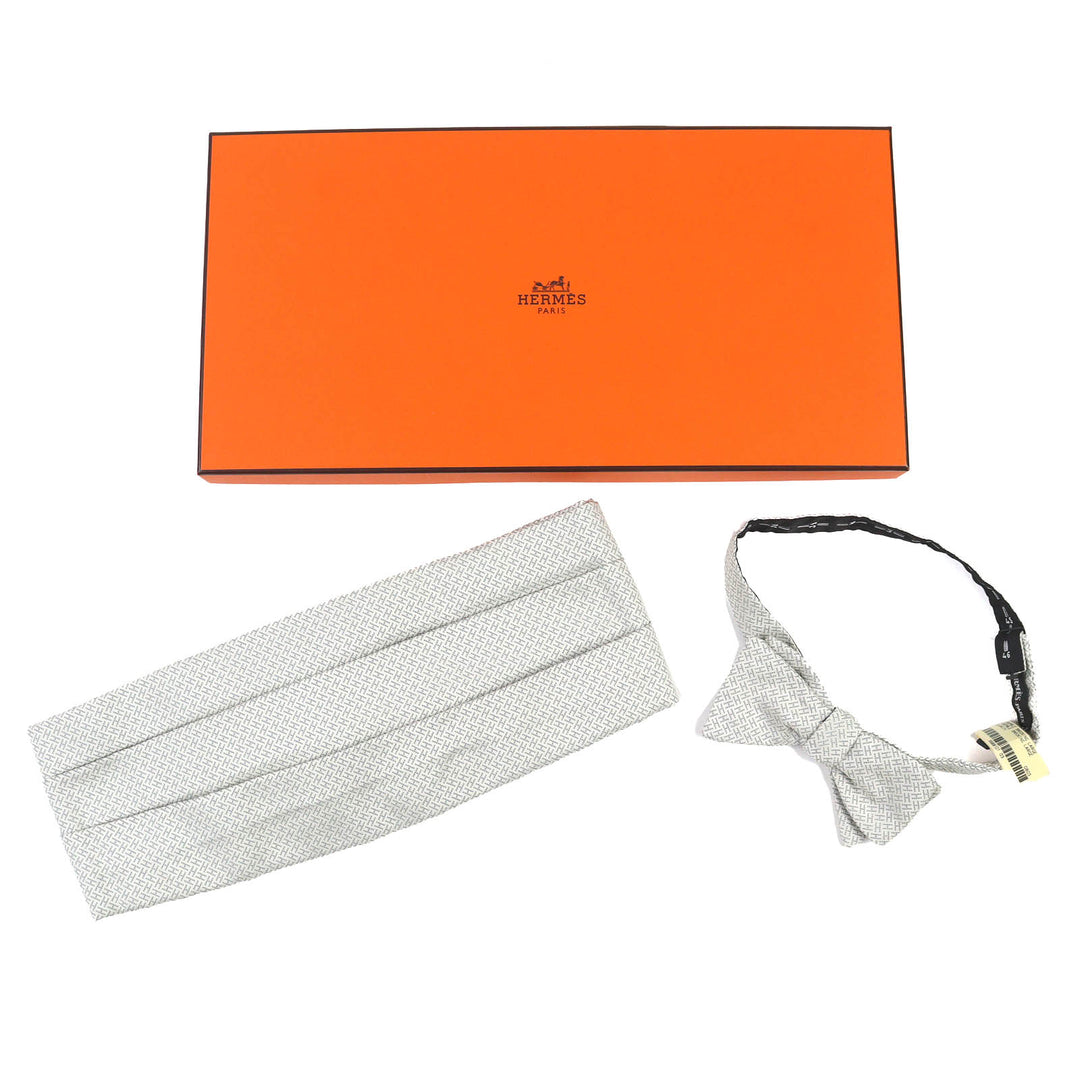 Pristine HERMES H Motif Cummerbund and Butterfly Tie Ensemble Light gray silk