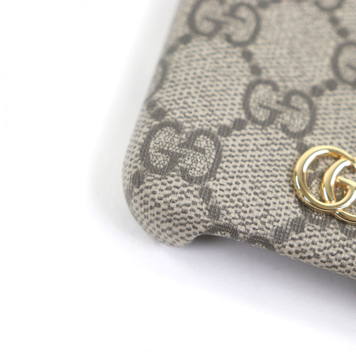 精美 GUCCI iPhone 手机壳，GG Supreme GG Logo 金色金属款，适用于 iPhone 15，米色