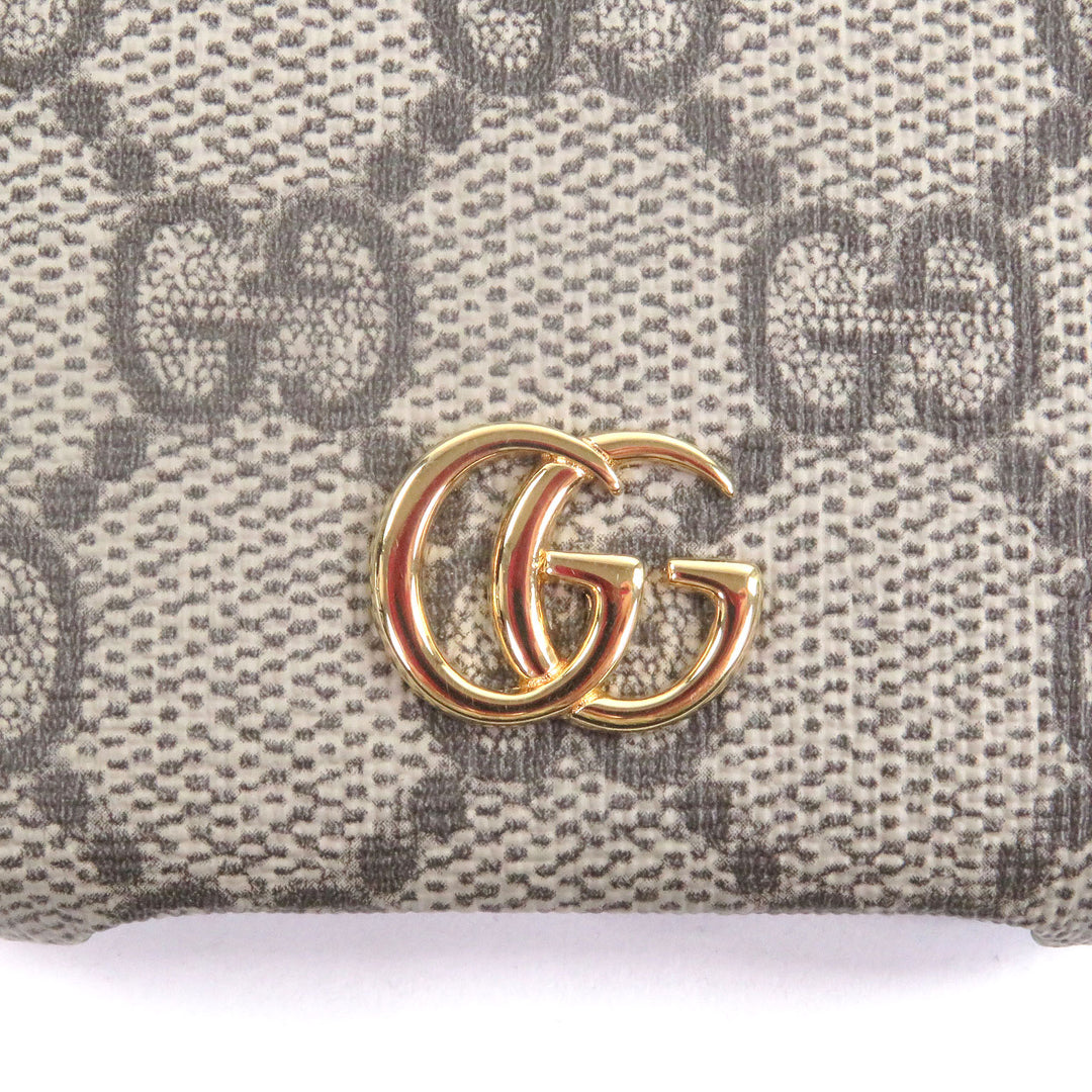 精美 GUCCI iPhone 手机壳，GG Supreme GG Logo 金色金属款，适用于 iPhone 15，米色