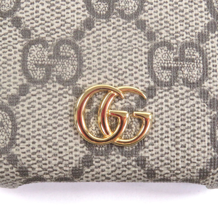 精美 GUCCI iPhone 手机壳，GG Supreme GG Logo 金色金属款，适用于 iPhone 15，米色