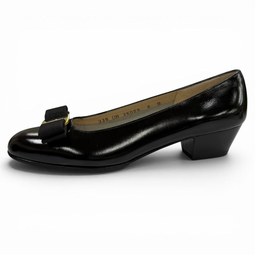 Pristine Salvatore Ferragamo pumps Vala Logo Metal Ribbon Leather black 6