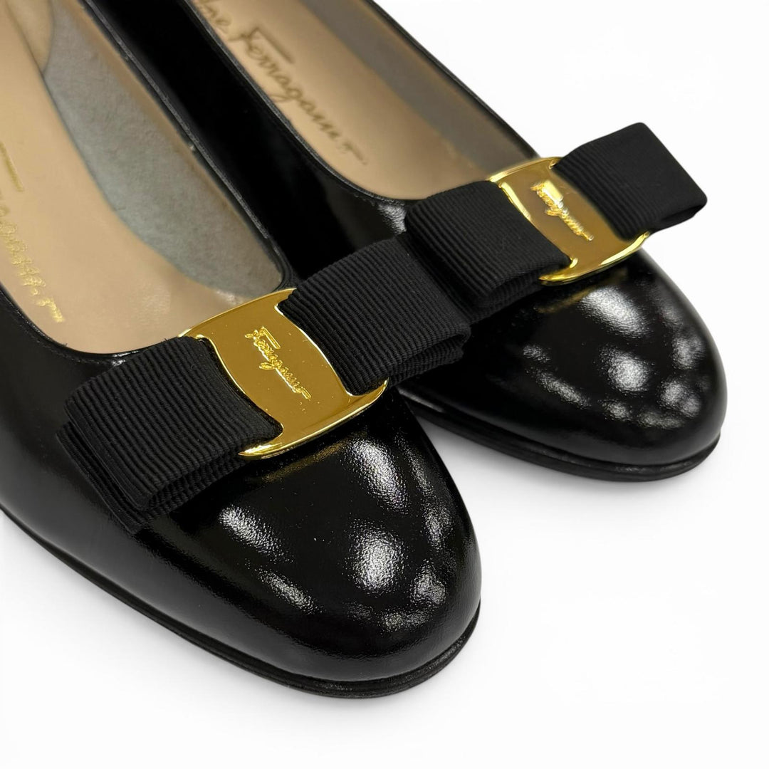 Pristine Salvatore Ferragamo pumps Vala Logo Metal Ribbon Leather black 6