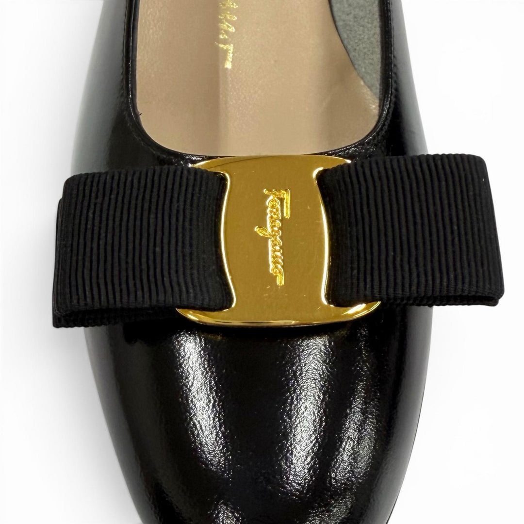 Pristine Salvatore Ferragamo pumps Vala Logo Metal Ribbon Leather black 6