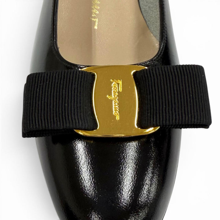 Pristine Salvatore Ferragamo pumps Vala Logo Metal Ribbon Leather black 6