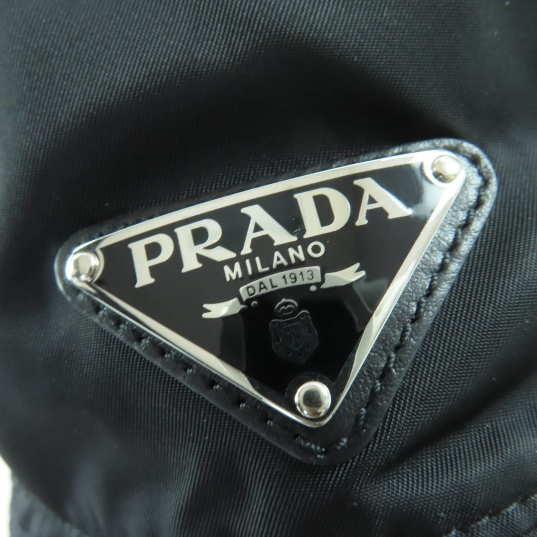 素晴らしいPRADA帽子トライアングルロゴRe-NylonバケットハットブラックポリアミドレディースM 2HC281