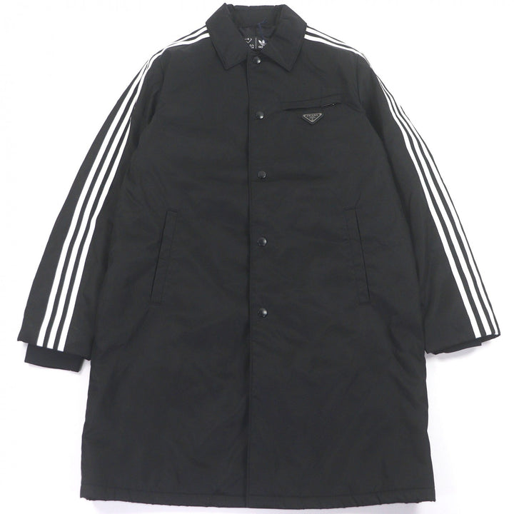 纯正的 PRADA adidas Benchcoat Re-Nylon 三条纹三角形标志