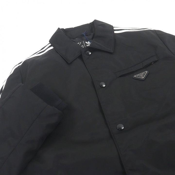 纯正的 PRADA adidas Benchcoat Re-Nylon 三条纹三角形标志