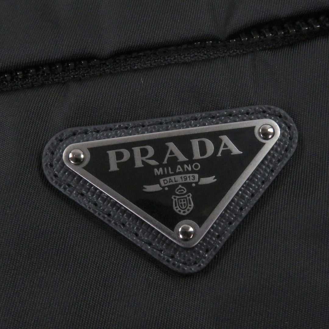 纯正的 PRADA adidas Benchcoat Re-Nylon 三条纹三角形标志