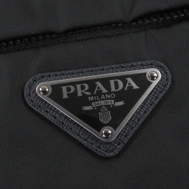 纯正的 PRADA adidas Benchcoat Re-Nylon 三条纹三角形标志