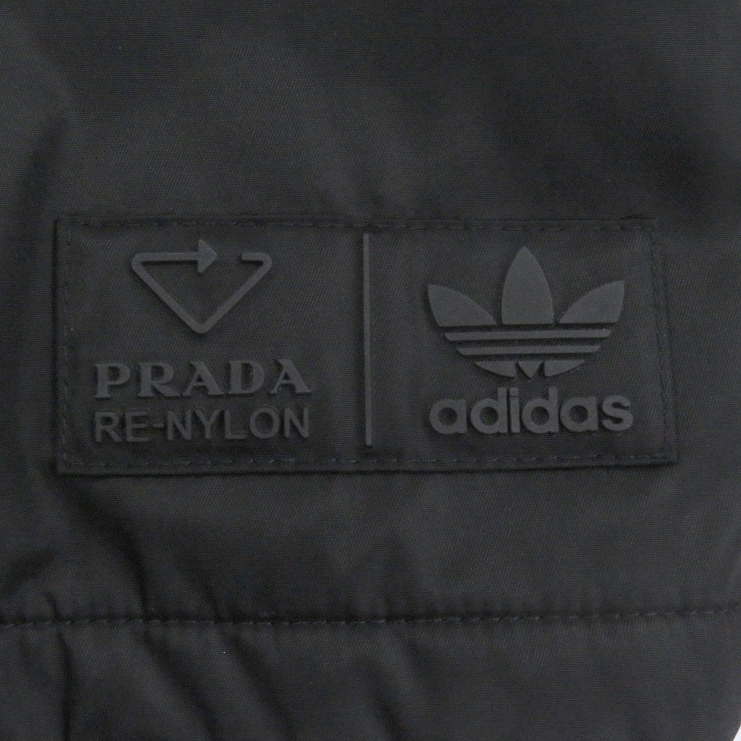 纯正的 PRADA adidas Benchcoat Re-Nylon 三条纹三角形标志